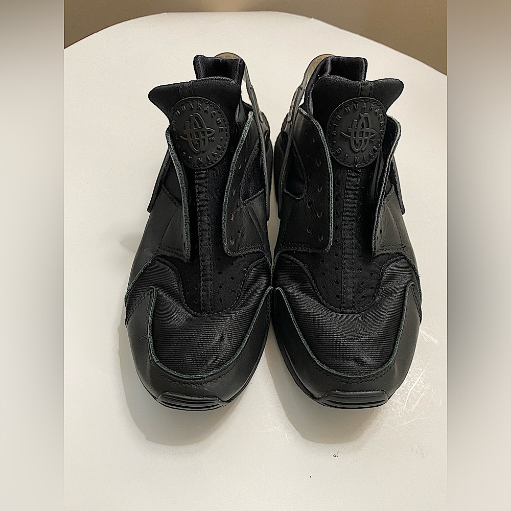 Women’s Nike Air Huarache size 8